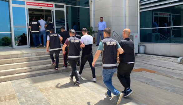 İzmir'in Ödemiş ilçesinde şantaj yaptıkları iddiasıyla 3 kişi tutuklandı