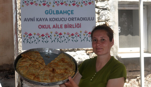 Urla'da "Gülbahçe Arnavut Böreği Şenliği" düzenlendi