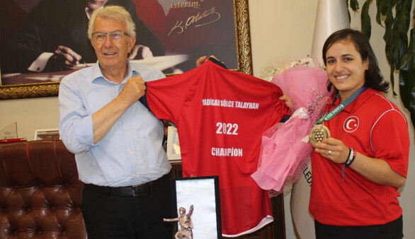 Brezilya'dan madalyayla dönen Ödemişli sporcu, Belediye Başkanı Eriş'i ziyaret etti