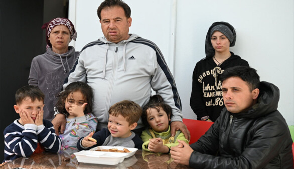 Hatay'dan gelen deprem mağduru aileler Çeşme'deki apartlarda ağırlanıyor