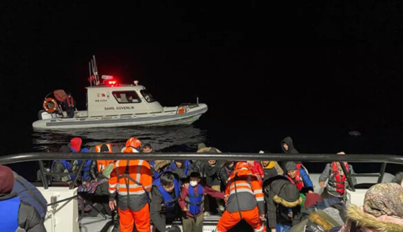 İzmir açıklarında 49 düzensiz göçmen kurtarıldı