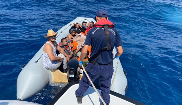 İzmir açıklarında 32 düzensiz göçmen yakalandı