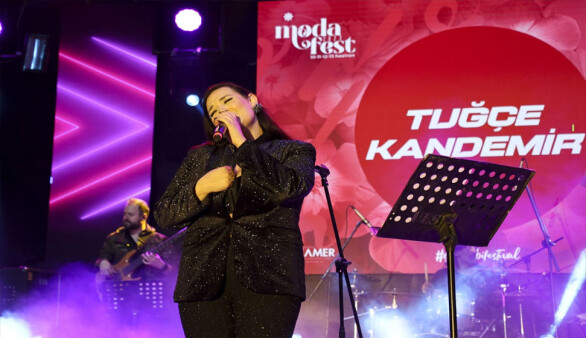 Uşak'ta Moda Festivali'nde Tuğçe Kandemir konser verdi