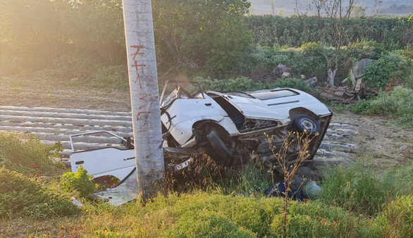 İzmir'de direğe çarpan minibüsteki karı koca öldü, 1 kişi yaralandı