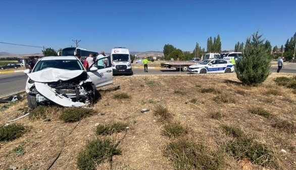 Afyonkarahisar'da iki otomobilin çarpıştığı kazada 5 kişi yaralandı