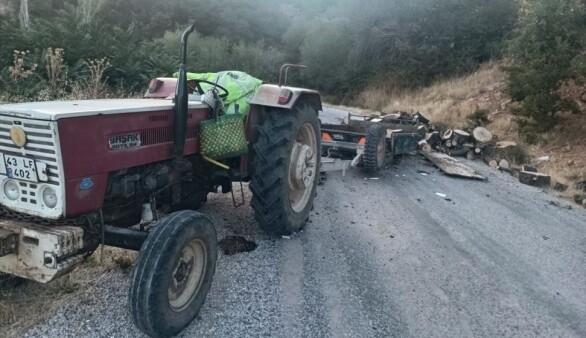 Gediz'de devrilen odun yüklü traktörün römorkundaki 3 kişi yaralandı