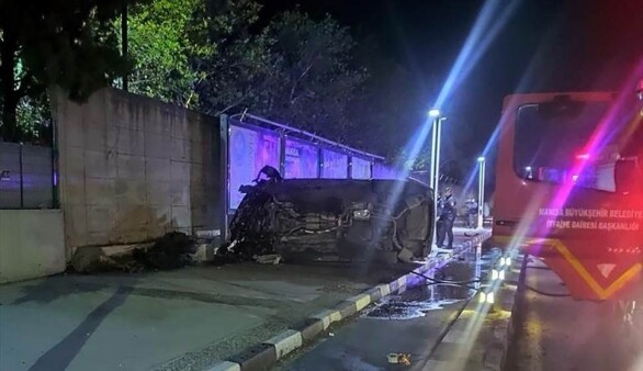 Manisa'da aydınlatma direğine çarpan otomobilin sürücüsü öldü