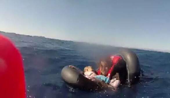 Urla'da trajedi: Kucağındaki bebekle Sahil Güvenlik tarafından kurtarıldı
