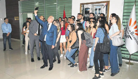 Karabağlar Belediye Başkanı Selvitopu, genç meslektaşlarını belediyede ağırladı