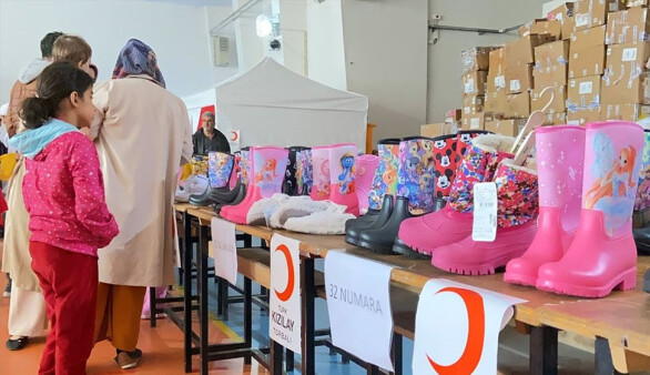 Torbalı'da depremzedeler için sosyal market açıldı
