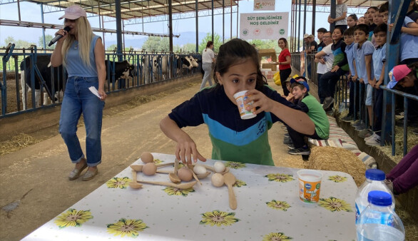 İzmir'de "Dünya Süt Günü" öğrencilerin süt içme yarışıyla kutlandı