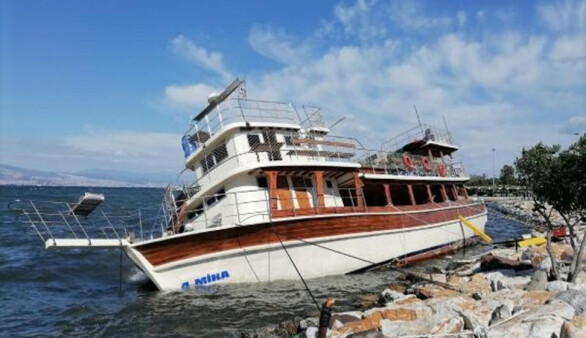 İzmir'de şiddetli rüzgar tekne devirdi
