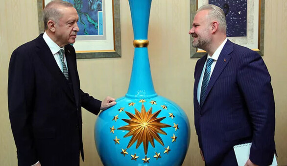 Menemenli çömlek sanatçısının 2.5 metrelik vazosu, Cumhurbaşkanı Erdoğan'a hediye edildi