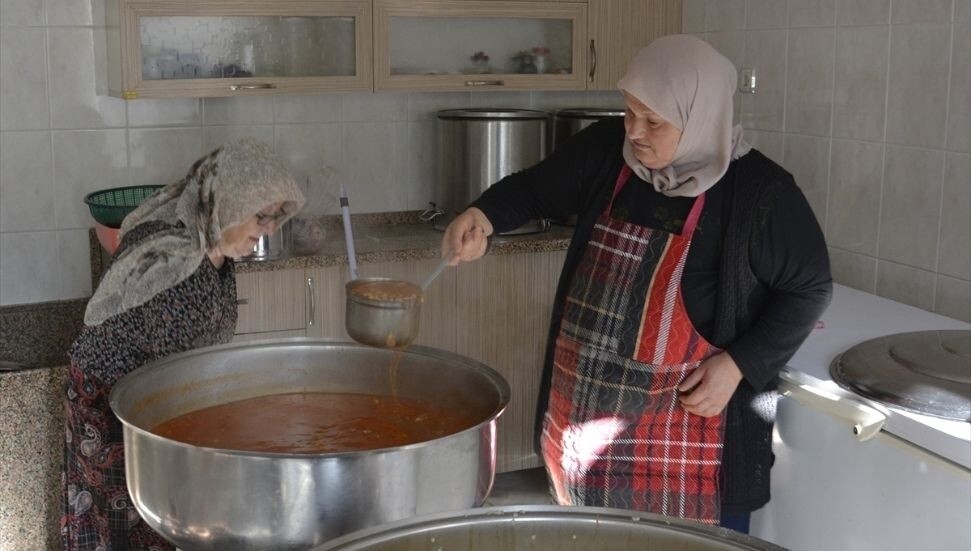 Demirci'de gönüllülerin kurduğu aşevi ihtiyaç sahiplerine hizmet veriyor