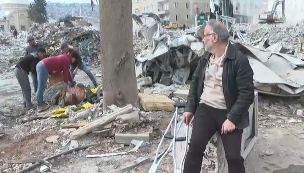 Koltuk değnekleriyle enkaz başında 3 yaşındaki kızını bekliyor