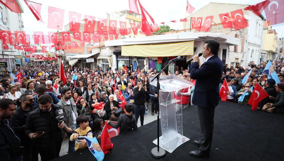 Dikili’de miting havasında seçim ofisi açılışı