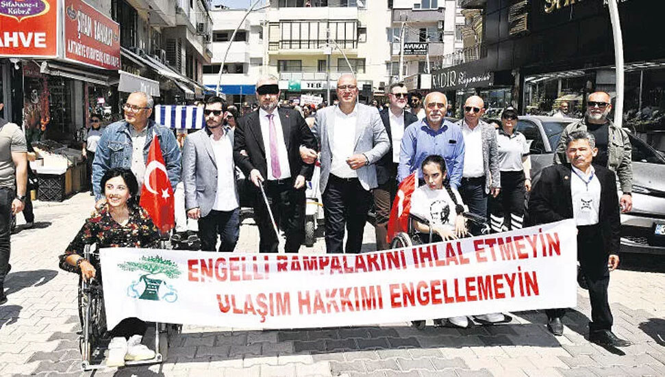 Menemen'de Engelliler Haftası etkinliği: Siyah bantla yürüdü