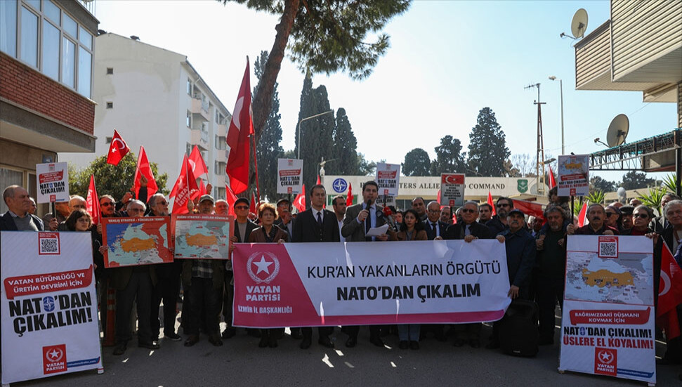 İzmir'deki NATO karargahı önünde, İsveç'te Kur'an-ı Kerim'in yakılmasına tepki