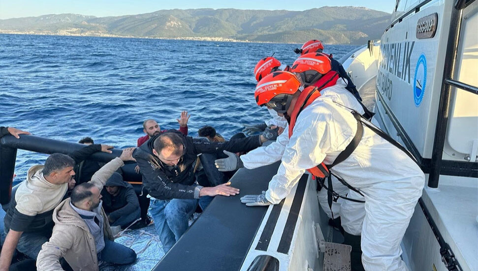 Kuşadası açıklarında 43 düzensiz göçmen kurtarıldı