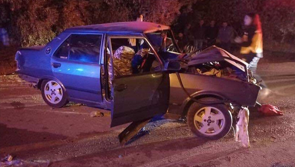 Manisa'da zeytin ağacına çarpan otomobilde 1 kişi öldü, 3 kişi yaralandı