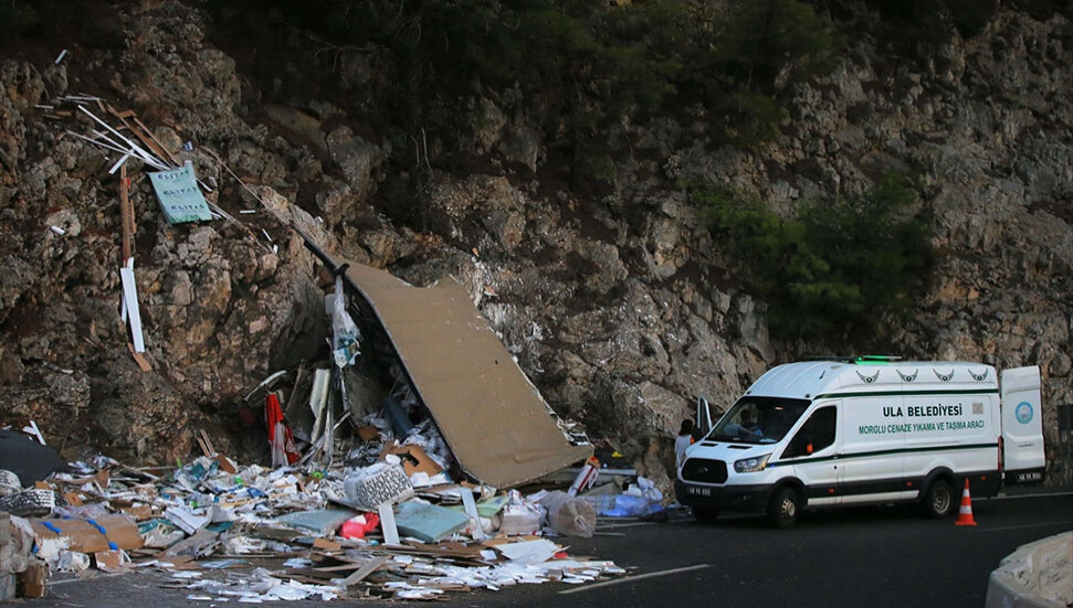 Muğla'da kayalıklara çarparak parçalanan tırın sürücüsü öldü