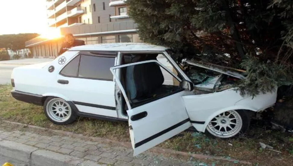 Salihli'de korkunç kaza: Otomobil refüjde ağaca çarptı; 1 ölü, 1 yaralı