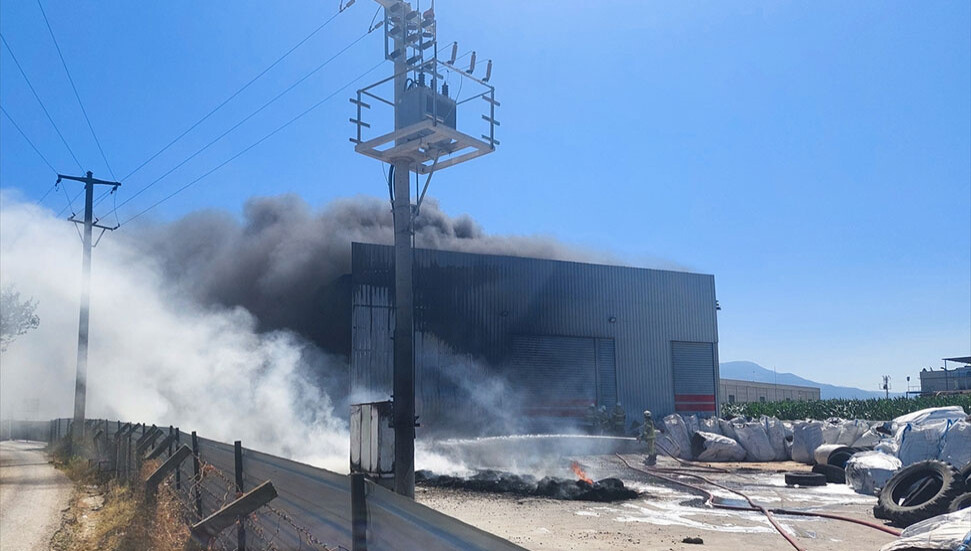 İzmir'de geri dönüşüm tesisindeki yangın söndürüldü