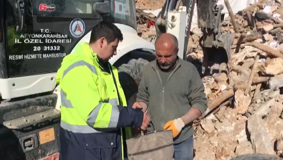 Adıyaman'da enkazda bulunan altın dolu keseyle para çantası sahibine teslim edildi