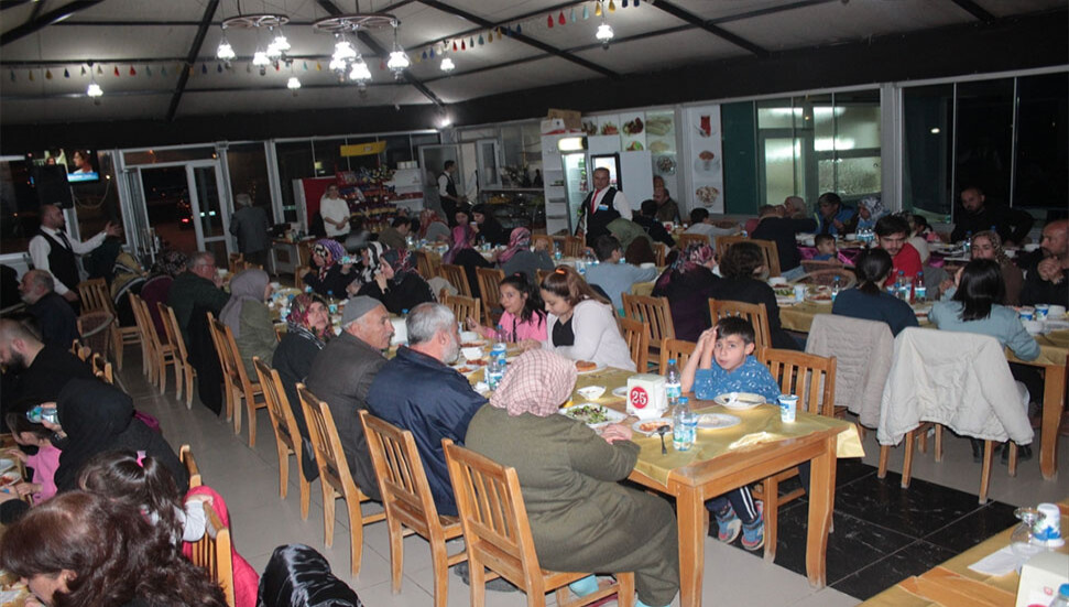 Kiraz'da depremzedeler için iftar verildi