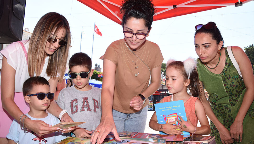 Foça Kitap Şenliği’nde iki bin adet kitap dağıtıldı