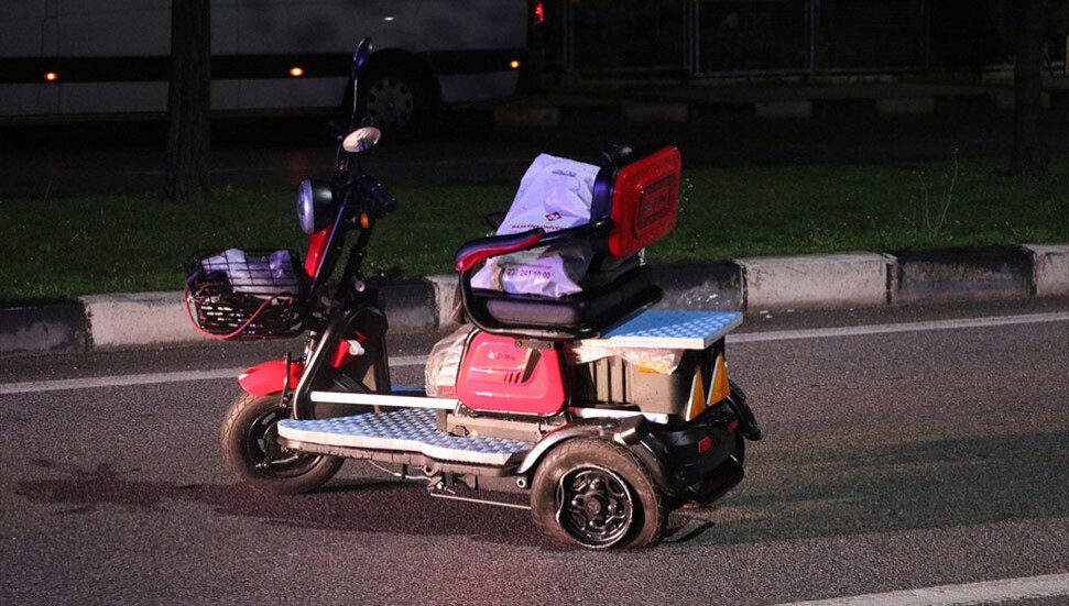 Manisa'da minibüsün çarptığı elektrikli motosikletin sürücüsü yaralandı