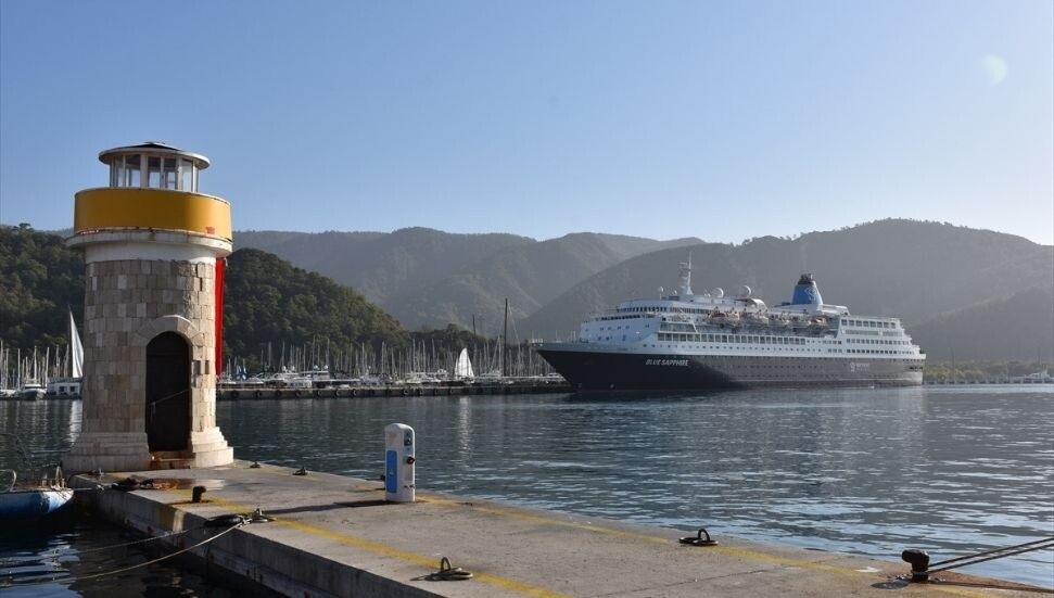 Saint Kitts ve Nevis bayraklı kruvaziyer "Blue Sapphire" kışlama için Marmaris'te