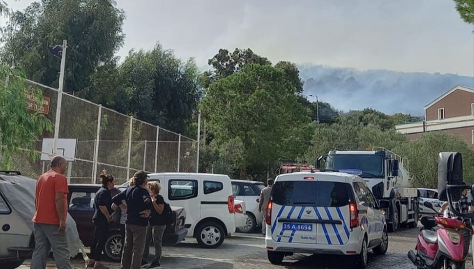 İzmir'in Dikili ilçesinde makilik alanda yangın çıktı
