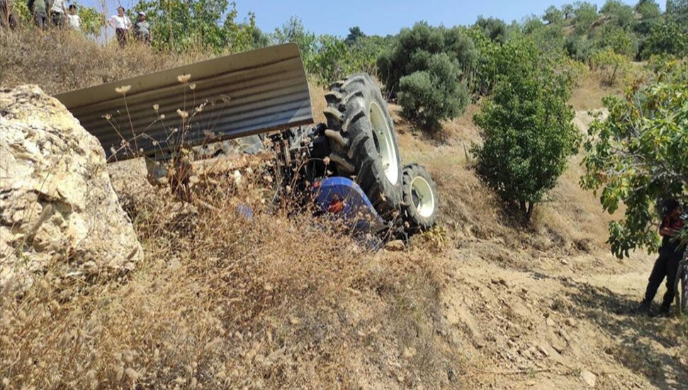 Denizli'de devrilen traktörün sürücüsü öldü