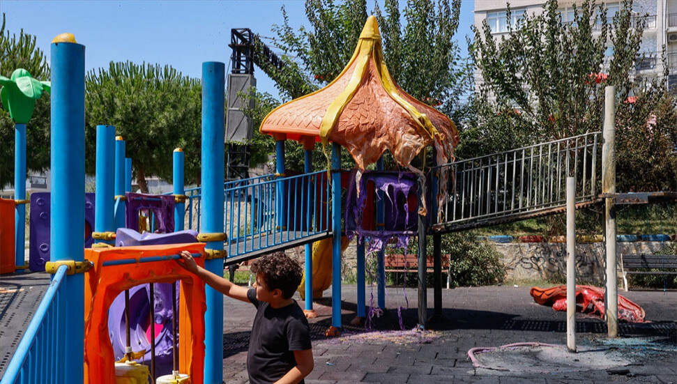 Buca'da çocuk parkında çıkan yangın nedeniyle oyuncaklar kullanılamaz hale geldi