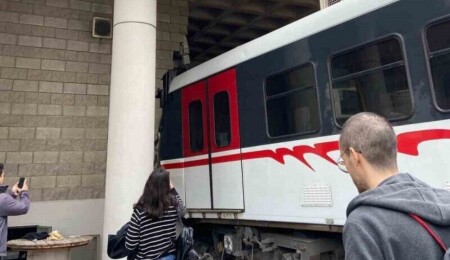 İzmir’de metro raydan çıkıp duvara çarptı