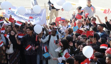 İzmir'deki yabancı öğrenciler Filistin için beyaz balonlar bıraktı