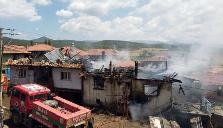 Uşak'taki yangında dumandan etkilenen yaşlı çift hastaneye kaldırıldı