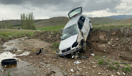 Afyonkarahisar'da şarampole devrilen otomobilin sürücüsü öldü