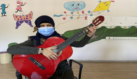 Görme engelli öğretmen zihinsel engelli öğrencilerine gitarı ve şarkılarıyla ulaşıyor
