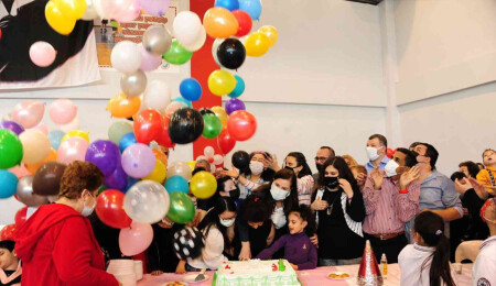 Balçova’daki yeni yıl partisinde engelli gençler doyasıya eğlendi