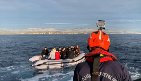 İzmir açıklarında 194 düzensiz göçmen yakalandı, 177 düzensiz göçmen kurtarıldı
