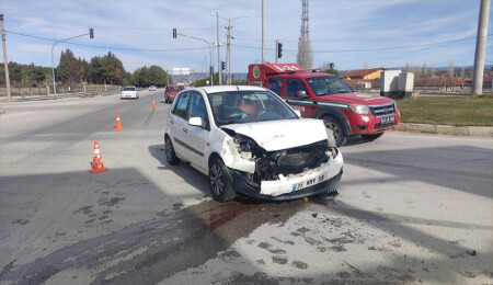 Gediz’de minibüs ile otomobilin çarpıştığı kazada 2 kişi yaralandı