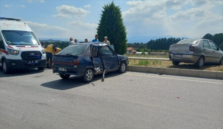 Gediz'de iki otomobilin çarpıştığı kazada 3 kişi yaralandı