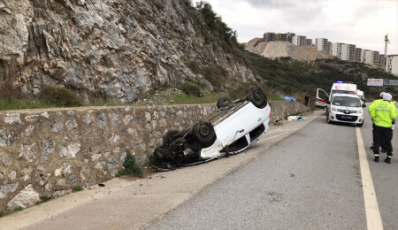 İzmir'deki trafik kazasında 2 kişi öldü, 1 kişi yaralandı