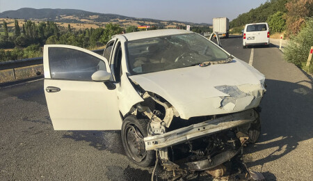 Uşak'ta bariyerlere çarpan otomobildeki 2 kişi öldü