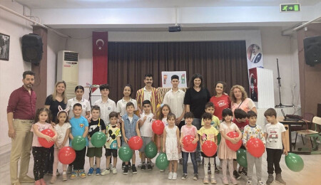 İzmir'de liseliler, anaokulu öğrencilerine Karagöz'ü tanıtıyor