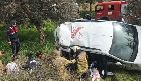 Bayındır'da feci kaza: Bahçeye savrulan araçtaki diyaliz hastaları ile şoför yaralandı