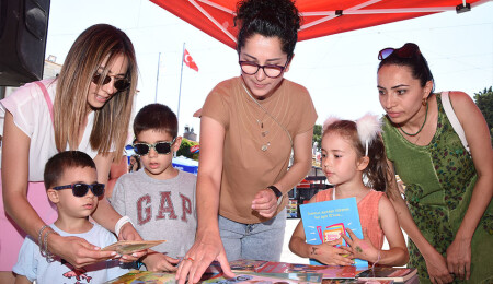 Foça Kitap Şenliği’nde iki bin adet kitap dağıtıldı