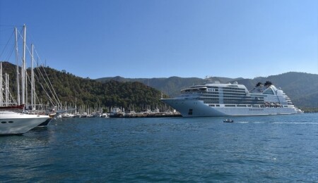 Yolcu gemisi "Seabourn Encore" Marmaris Limanı'na demirledi